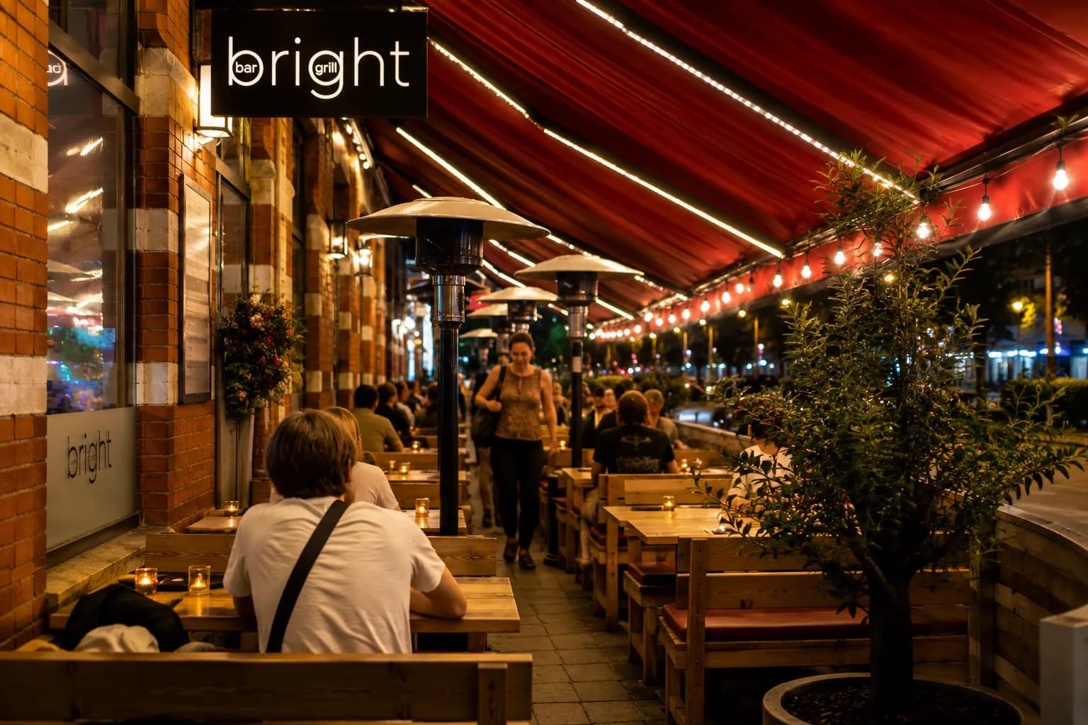 Bright Bar och Grills uteservering en sommarkväll, fullsatt med gäster